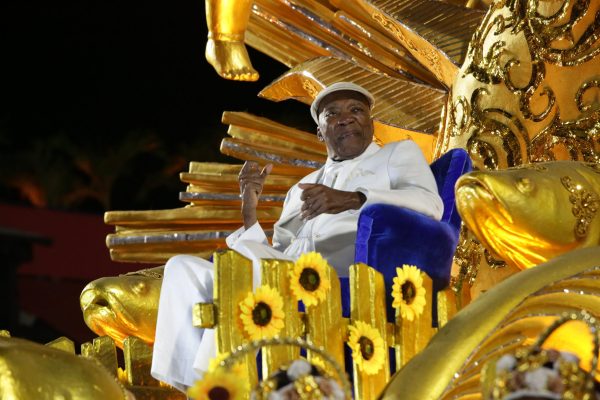 Último dia de desfiles na Sapucaí: homenagens e despedidas marcam a grande festa
