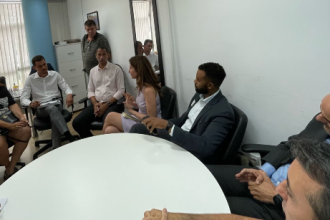 A deputada federal Laura Carneiro (PSD) quer levar a polêmica regulamentação do Airbnb para a Câmara dos Deputados e nacionalizar o debate —com o Rio servindo de exemplo para um projeto nacional. A parlamentar participou, na manhã desta sexta-feira (21), de uma reunião no gabinete do vereador Salvino Oliveira (PSD) com representantes da plataforma de hospedagem por temporada.