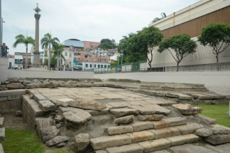 Uma plateia majoritariamente negra ocupou o teatro do Banco Nacional de Desenvolvimento Econômico e Social (BNDES), no centro do Rio de Janeiro, nesta sexta-feira (21), para a cerimônia de anúncio do concurso que vai selecionar arquitetos e urbanistas negros para criar uma espécie de museu a céu aberto na região da Pequena África, berço da presença africana no Brasil.