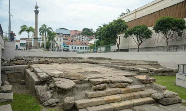 Uma plateia majoritariamente negra ocupou o teatro do Banco Nacional de Desenvolvimento Econômico e Social (BNDES), no centro do Rio de Janeiro, nesta sexta-feira (21), para a cerimônia de anúncio do concurso que vai selecionar arquitetos e urbanistas negros para criar uma espécie de museu a céu aberto na região da Pequena África, berço da presença africana no Brasil.