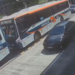 Uma estudante de 17 anos morreu atropelada na pista do BRT Transcarioca, na Rua Cândido Benício, em Campinho, na Zona Oeste, na manhã desta terça-feira (25). Segundo a Mobi-Rio, empresa que administra o sistema BRT, uma viatura da Casa Civil Estadual, que trafegava pelo corredor exclusivo, atropelou a adolescente.