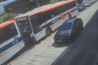 Uma estudante de 17 anos morreu atropelada na pista do BRT Transcarioca, na Rua Cândido Benício, em Campinho, na Zona Oeste, na manhã desta terça-feira (25). Segundo a Mobi-Rio, empresa que administra o sistema BRT, uma viatura da Casa Civil Estadual, que trafegava pelo corredor exclusivo, atropelou a adolescente.