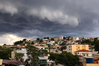 O verão se despede com chuva forte no Rio de Janeiro. Segundo o Sistema Alerta Rio, órgão de meteorologia da prefeitura, a quarta-feira (19) será de tempo instável na cidade por conta do deslocamento de uma frente fria sobre o oceano.