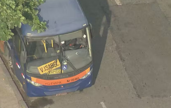 Ônibus com mais de 40 passageiros é assaltado na Avenida Brasil