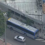 Ônibus lotado é sequestrado na Avenida Brasil; criminoso é preso