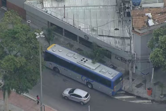 Ônibus lotado é sequestrado na Avenida Brasil; criminoso é preso