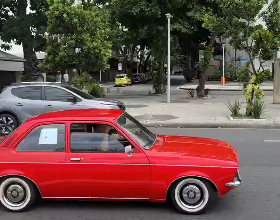 Donos de carros clássicos usados em 'Ainda Estou Aqui' fazem desfile no Rio; vídeo