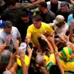 Bolsonaro chega à manifestação em Copacabana