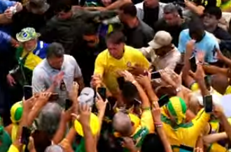 Bolsonaro chega à manifestação em Copacabana