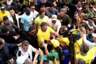 Bolsonaro chega à manifestação em Copacabana