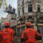 Prefeitura inicia demolição do casarão que desabou no Centro do Rio