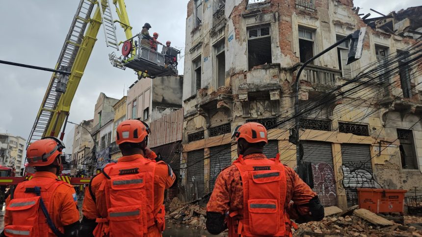 Prefeitura inicia demolição do casarão que desabou no Centro do Rio