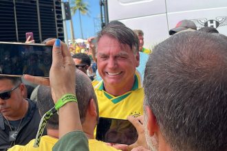 Bolsonaro chega à manifestação em Copacabana