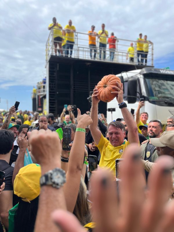Bolsonaro chega à manifestação em Copacabana acompanhado de governadores 53 Bolsonaro chega à manifestação em Copacabana