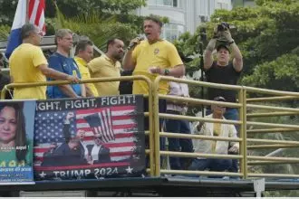 Bolsonaro discursa em Copacabana e volta a questionar eleições de 2022