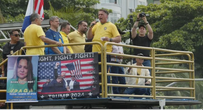 Bolsonaro discursa em Copacabana e volta a questionar eleições de 2022