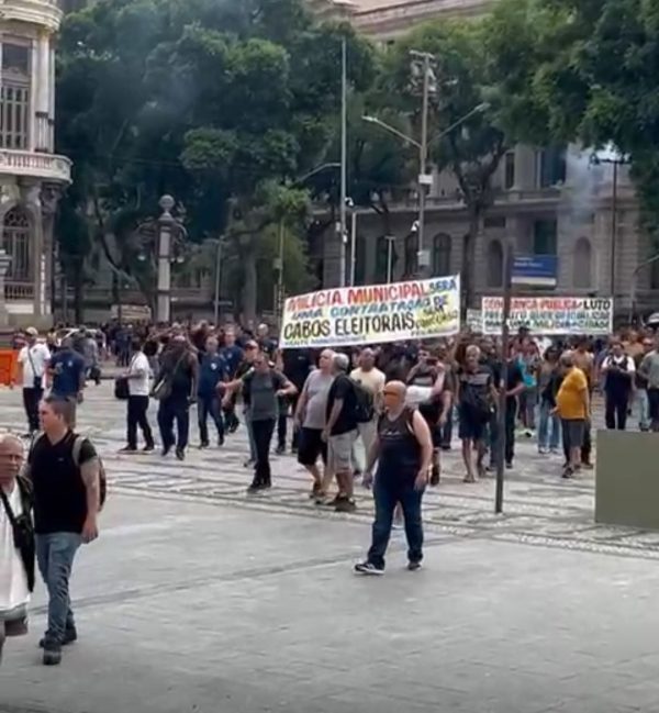 Manifestantes começam a chegar à Cinelândia para audiência pública da Força de Segurança