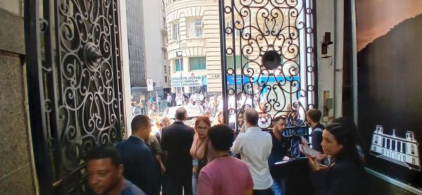 Longas filas se formam na Cinelândia para audiência sobre regulamentação do Airbnb 48 Longas filas se formam na Cinelândia para audiência sobre regulamentação do Airbnb