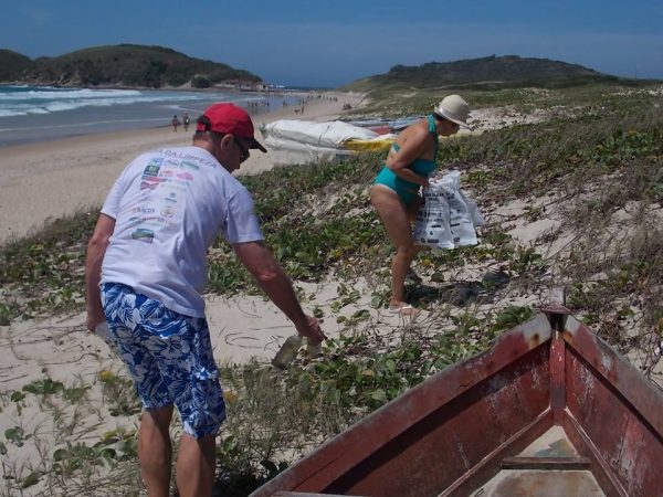 Praia do Peró, em Cabo Frio, recebe mutirão de limpeza nesta sexta
