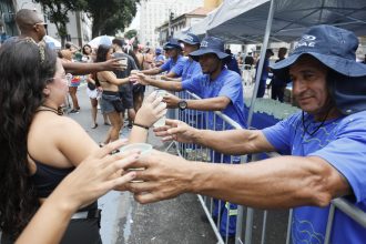 Cedae distribui água aos foliões de blocos e nos desfiles da Intendente Magalhães