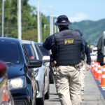 As estradas do Rio receberam, como de praxe, um fluxo intenso de veículos durante o feriado do carnaval. As concessionárias de vias importantes que cortam o estado, como a Via Lagos e BR-101, além da Ponte Rio-Niterói, colocaram em prática operações especiais de carnaval.