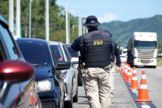 As estradas do Rio receberam, como de praxe, um fluxo intenso de veículos durante o feriado do carnaval. As concessionárias de vias importantes que cortam o estado, como a Via Lagos e BR-101, além da Ponte Rio-Niterói, colocaram em prática operações especiais de carnaval.