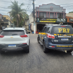 A Polícia Rodoviária Federal (PRF) recuperou, entre sábado (15) e domingo (16), dois veículos clonados, na Baixada Fluminense. Na tarde de sábado (15), a PRF recuperou um veículo na BR-465, em Seropédica. Já na tarde de domingo (17), a PRF recuperou outro carro clonado na Rodovia Presidente Dutra (BR-116), em Duque de Caxias.