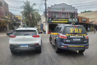 A Polícia Rodoviária Federal (PRF) recuperou, entre sábado (15) e domingo (16), dois veículos clonados, na Baixada Fluminense. Na tarde de sábado (15), a PRF recuperou um veículo na BR-465, em Seropédica. Já na tarde de domingo (17), a PRF recuperou outro carro clonado na Rodovia Presidente Dutra (BR-116), em Duque de Caxias.