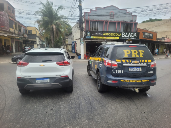 A Polícia Rodoviária Federal (PRF) recuperou, entre sábado (15) e domingo (16), dois veículos clonados, na Baixada Fluminense. Na tarde de sábado (15), a PRF recuperou um veículo na BR-465, em Seropédica. Já na tarde de domingo (17), a PRF recuperou outro carro clonado na Rodovia Presidente Dutra (BR-116), em Duque de Caxias.