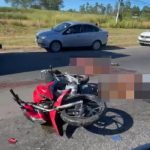 Moto com quatro pessoas bate em ônibus na BR-101, em Itaboraí; dois morrem