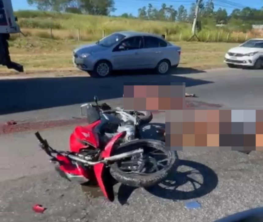 Moto com quatro pessoas bate em ônibus na BR-101, em Itaboraí; dois morrem