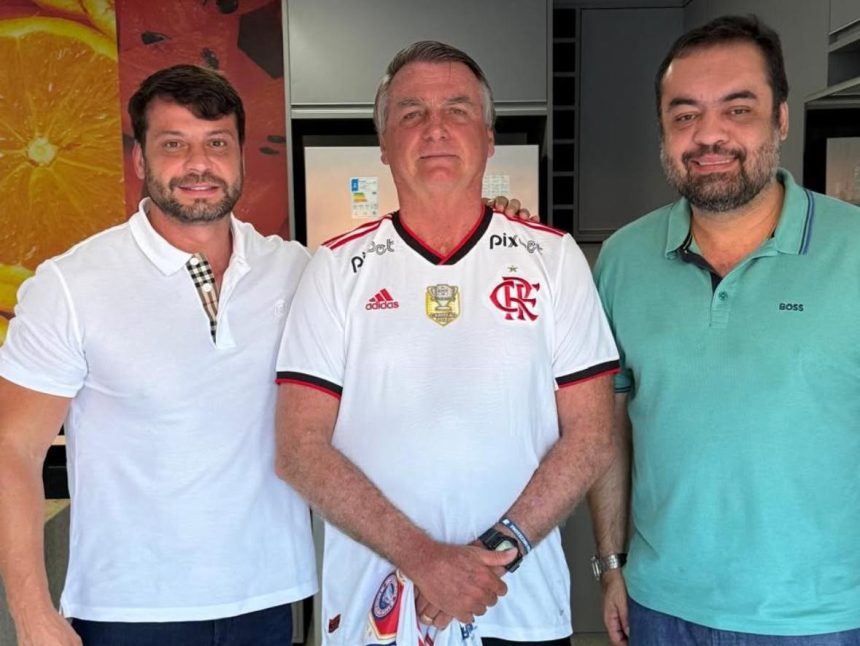 O secretário estadual do Ambiente, Bernardo Rossi; Jair Bolsonaro e o governador Cláudio Castro: o beija-mão desta quinta-feira (06), em Angra dos Reis