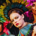 "Jardim tropical: entre flores e fantasias, o paraíso é real". O primeiro baile de máscaras do Fairmont Rio, em parceria com o Camarote Arpoador e a escola de samba Acadêmicos do Grande Rio, encerrou a temporada 2025 de bailes de carnaval