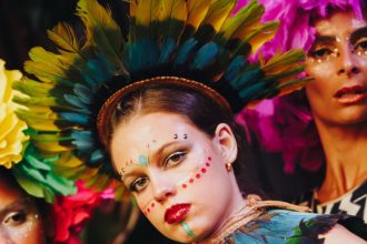 "Jardim tropical: entre flores e fantasias, o paraíso é real". O primeiro baile de máscaras do Fairmont Rio, em parceria com o Camarote Arpoador e a escola de samba Acadêmicos do Grande Rio, encerrou a temporada 2025 de bailes de carnaval