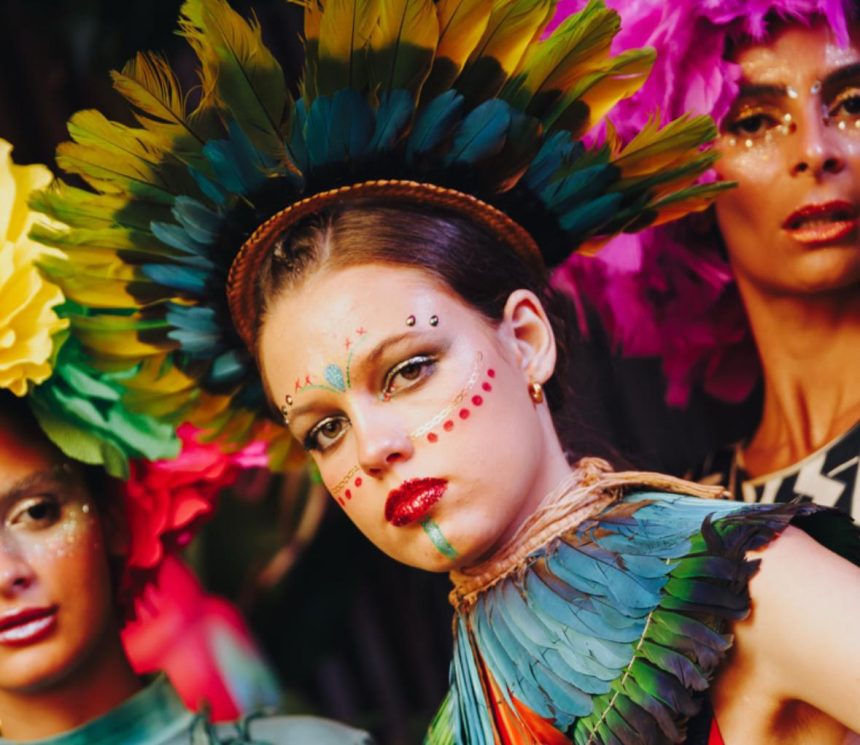 "Jardim tropical: entre flores e fantasias, o paraíso é real". O primeiro baile de máscaras do Fairmont Rio, em parceria com o Camarote Arpoador e a escola de samba Acadêmicos do Grande Rio, encerrou a temporada 2025 de bailes de carnaval