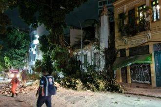 Equipes da Defesa Civil trabalham no local onde desabou a fachada de um casarão, na Lapa, neste sábado