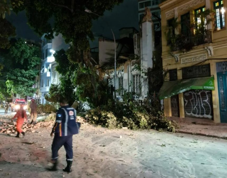 Equipes da Defesa Civil trabalham no local onde desabou a fachada de um casarão, na Lapa, neste sábado