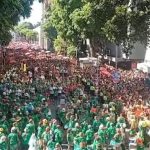 A festa pelos 25 anos do Monobloco e, ao lado de outros 40 blocos que desfilaram neste fim de samana, encerra o cada vez mais longo carnaval do Rio