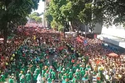 A festa pelos 25 anos do Monobloco e, ao lado de outros 40 blocos que desfilaram neste fim de samana, encerra o cada vez mais longo carnaval do Rio