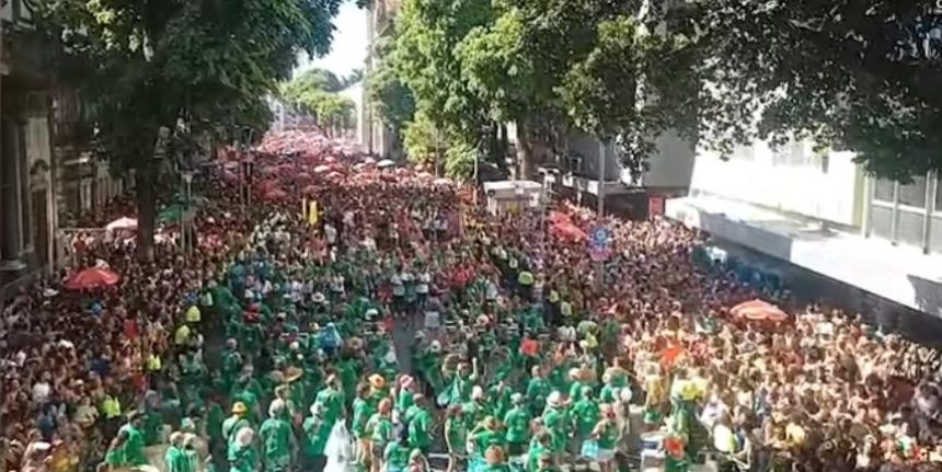 A festa pelos 25 anos do Monobloco e, ao lado de outros 40 blocos que desfilaram neste fim de samana, encerra o cada vez mais longo carnaval do Rio