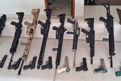 Arsenal de fuzis e pistolas é apreendido no Recreio