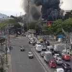 Incêndio atinge ferro-velho em Benfica; vegetação pega fogo em Vila Isabel