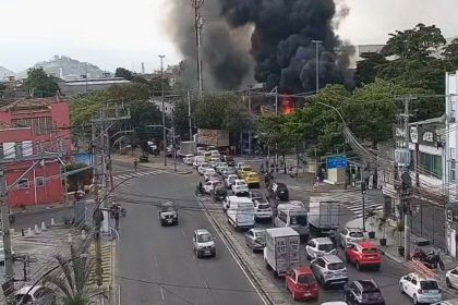 Incêndio atinge ferro-velho em Benfica; vegetação pega fogo em Vila Isabel