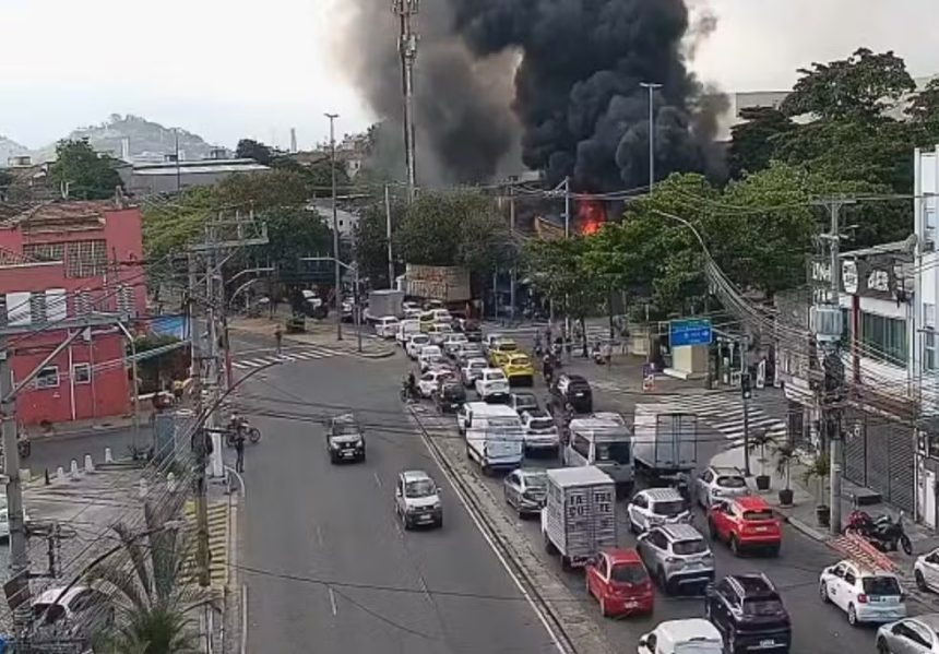 Incêndio atinge ferro-velho em Benfica; vegetação pega fogo em Vila Isabel