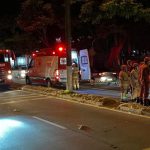 Bombeiros na pista da Estrada União e Indústria, em Itaipava, depois do atropelamento de um casal de idosos na faixa de pedestres: o segundo em menos de dois meses