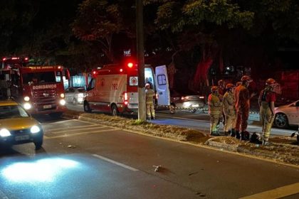 Bombeiros na pista da Estrada União e Indústria, em Itaipava, depois do atropelamento de um casal de idosos na faixa de pedestres: o segundo em menos de dois meses