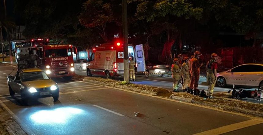 Bombeiros na pista da Estrada União e Indústria, em Itaipava, depois do atropelamento de um casal de idosos na faixa de pedestres: o segundo em menos de dois meses