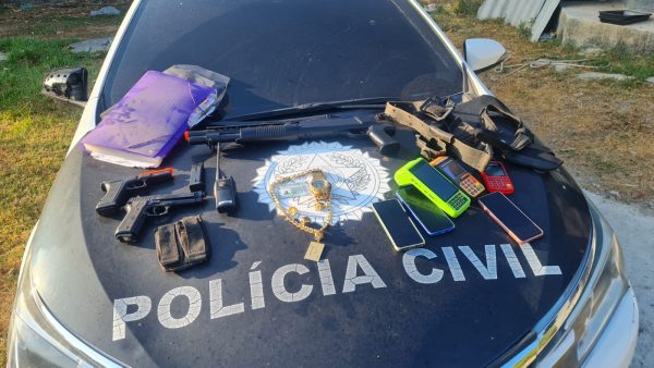 Quatro suspeitos de integrar milícia são presos em Maricá