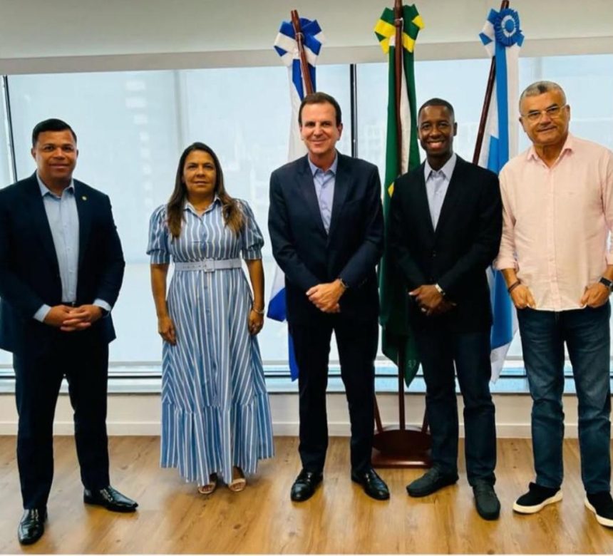 Os vereadores Tânia Bastos, Inaldo Silva, Deangeles Percy e o responsável do Força Jovem Universal Marcos Banze, com Eduardo Paes (PSD): aproximação da Iurd e outras denominações evangélicas com o prefeito está incomodando a turma bolsonarista e integrantes da base mais conservadora de Cláudio Castro