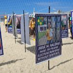 Exposição com as fotos dos presos por envolvimento nos atos golpistas de 8 de janeiro, nas areias de Copacabana, na altura da manifestação convocada por Jair Bolsonaro pela anistia